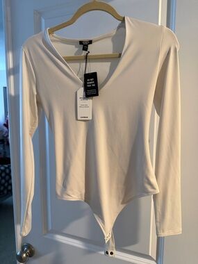 Express Cream Long-Sleeve V-Neck Bodysuit with Snap Closure